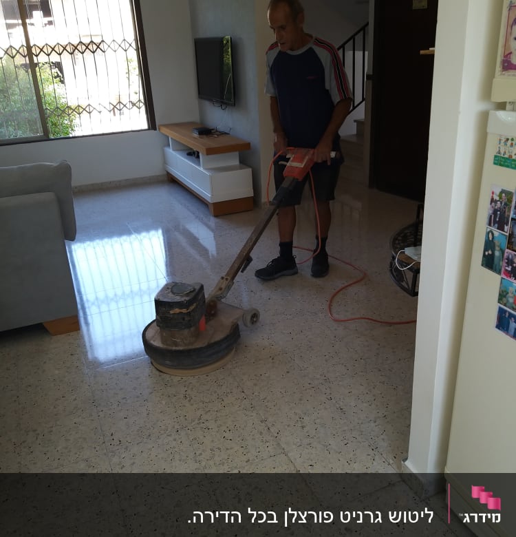 אדם מנקה רצפה עם מכונת פוליש חשמלית